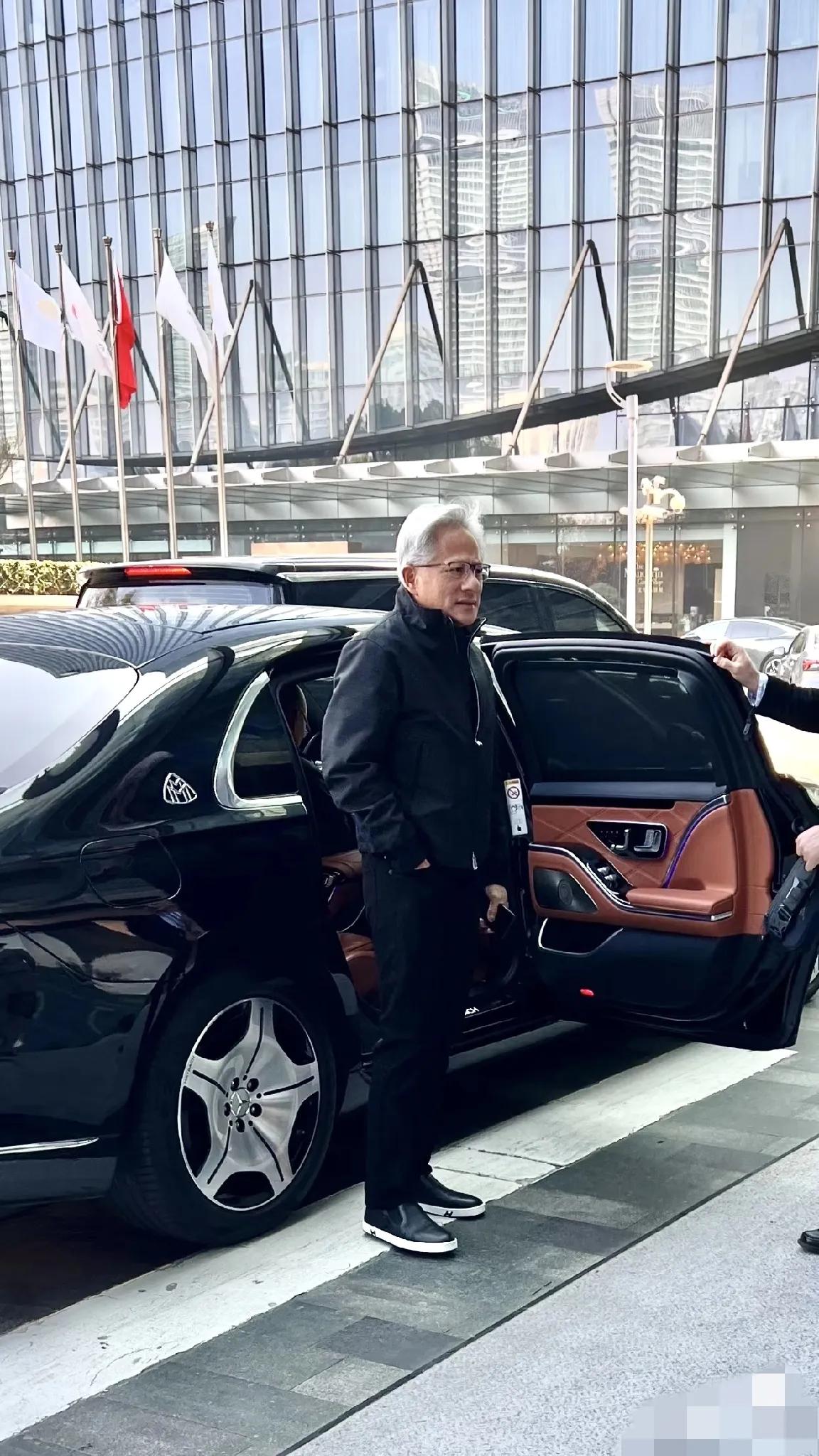 黄仁勋本次来中国的座驾曝光，果然是有钱人确实不一样，他的车是迈巴赫s680，虽然