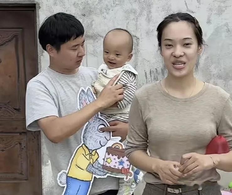 两年的时间，两个孩子，三盘菜肴，一家人围坐在一起

两年时间里有两个孩子、三道菜