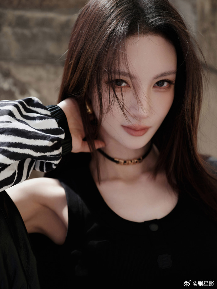 金晨又A又O  金晨又A又O，帅帅美美的感觉在咱们姐姐身上真的是并存的体现。看到
