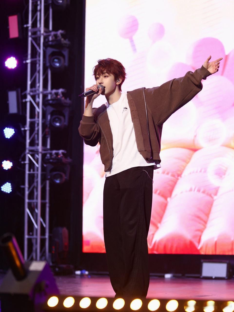 王源送郭俊辰花篮 谁还没被这波友情感动！王源百忙之中给郭俊辰十周年送花篮，这份惦