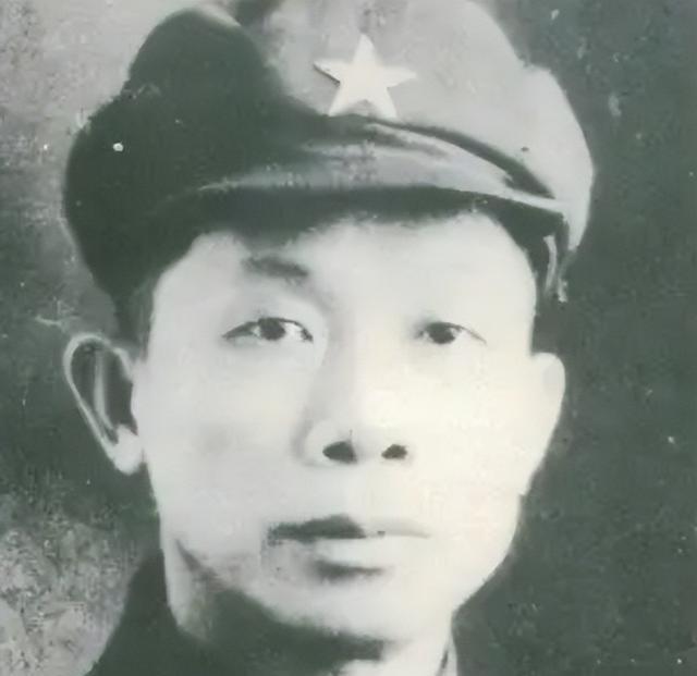 1955年授衔仪式上，作为琼崖三队长之一的马白山在授衔仪式后，找到了老上级冯白驹