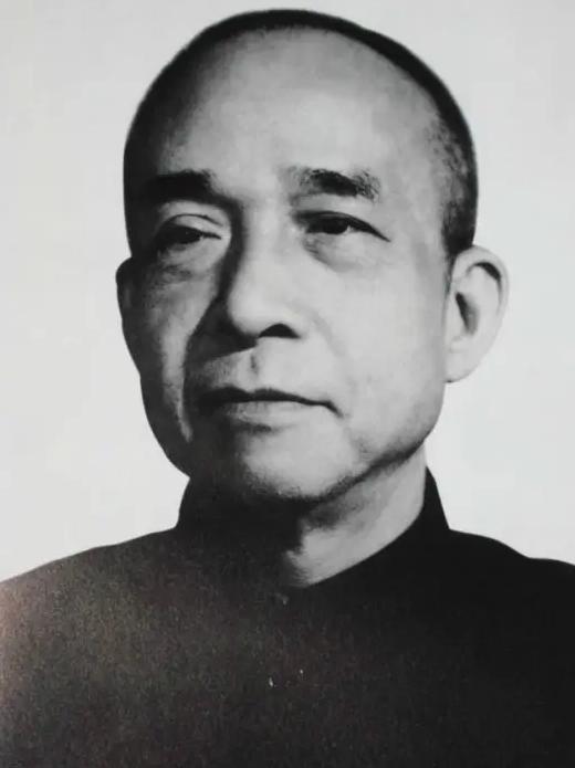 李富春去世那天，追悼会规格很高，邓小平站上讲台读悼词，全场肃立，可在这么庄重的场