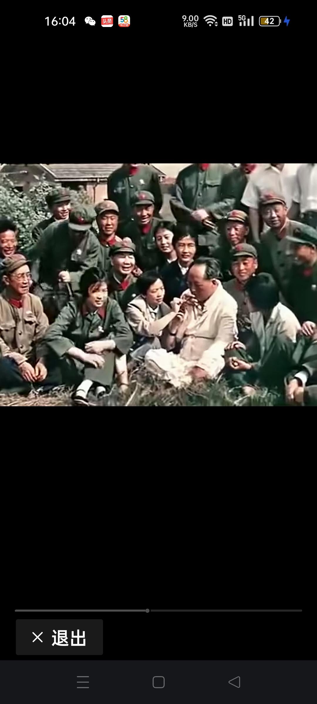 我们伟大领袖毛主席无论走到哪里，人民群众都会亲切地围拢上来，无论男女老少，无论工