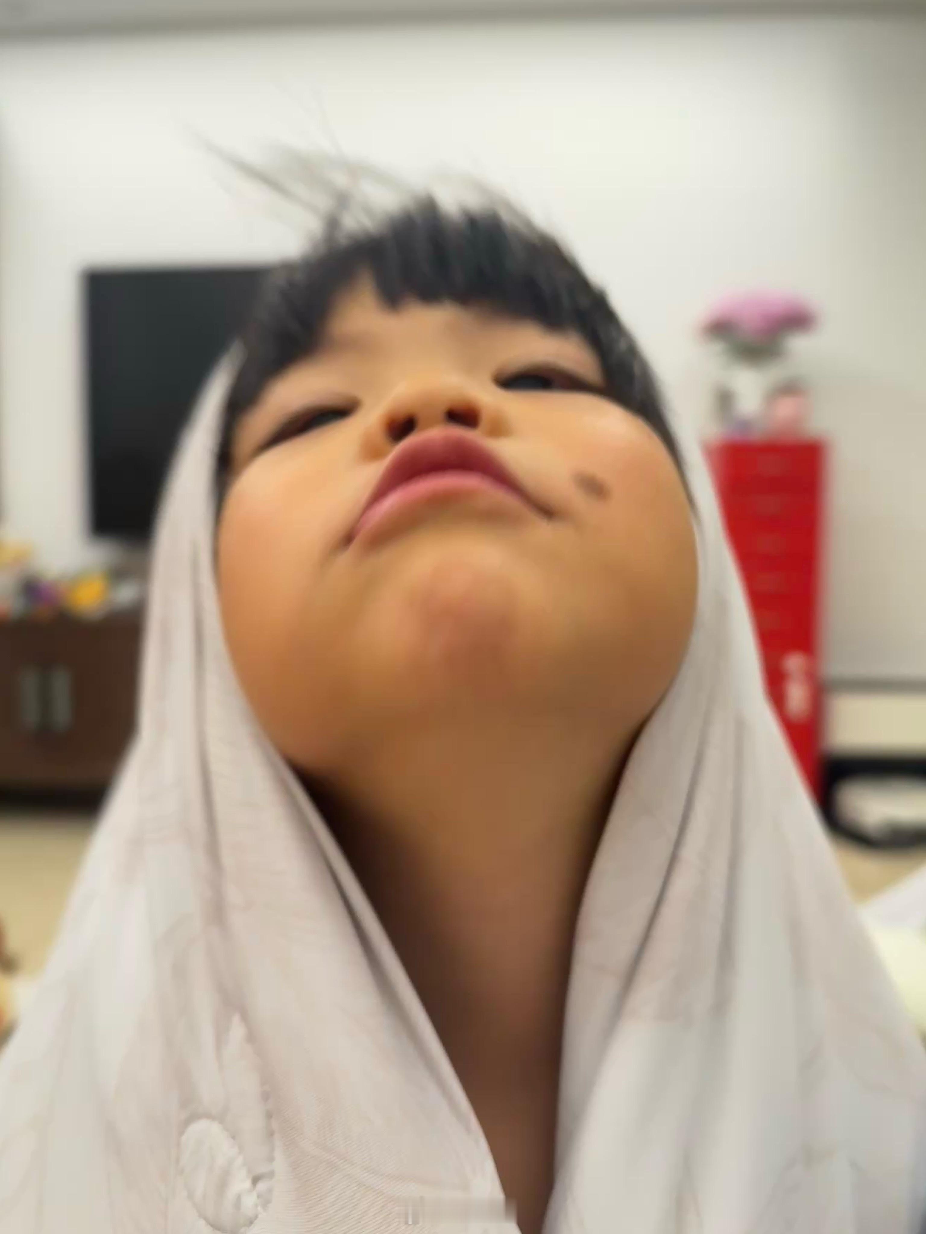 压压说明天要去医院球宝立刻紧张：你去医院干嘛？抽血吗？压压不要抽血！压压说不抽血