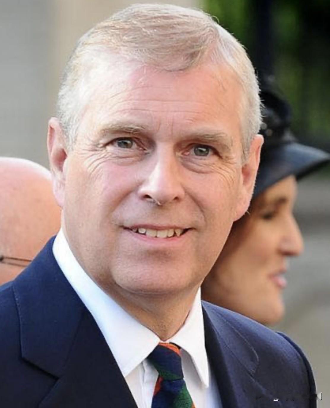 安德鲁王子因为萝莉岛事件被捕

英国警方以担任公职期间行为不端逮捕了安德鲁王子，