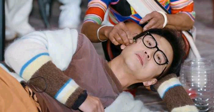 邓超脸上长蜘蛛了邓超cos蜘蛛侠邓超不愧是内娱综艺活宝，蜘蛛直接怼脸上也面不改色