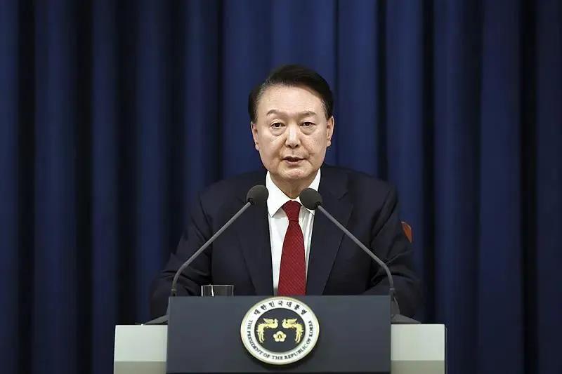 韩国总统尹锡悦是发表电视讲话，真心向韩国国民致歉，绝不会有第二次戒严。
韩国总统