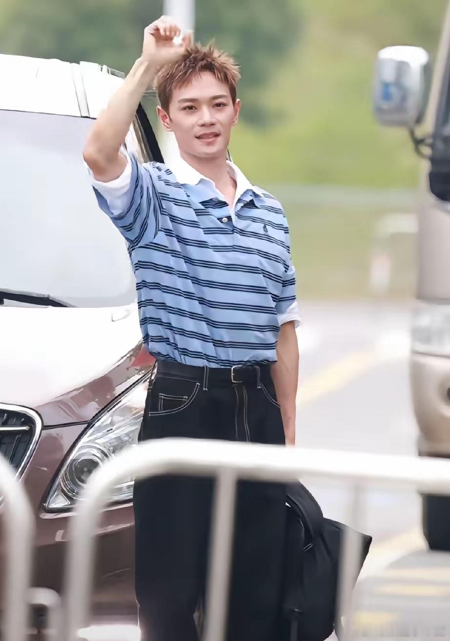 曹骏这一身上班路透，第一眼笑晕，妥妥的领导下乡既视感😂蓝条纹Polo衫搭配黑裤