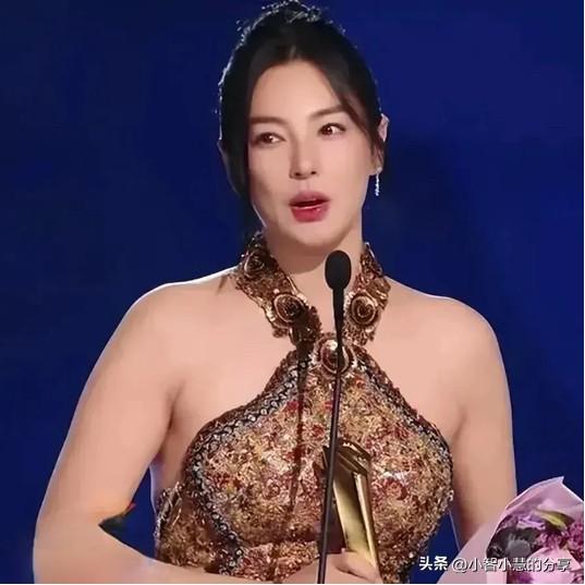 一看就知道她是山东那边的美女，跟江南这边的美女不一样，属于体形比较壮的那种，但她