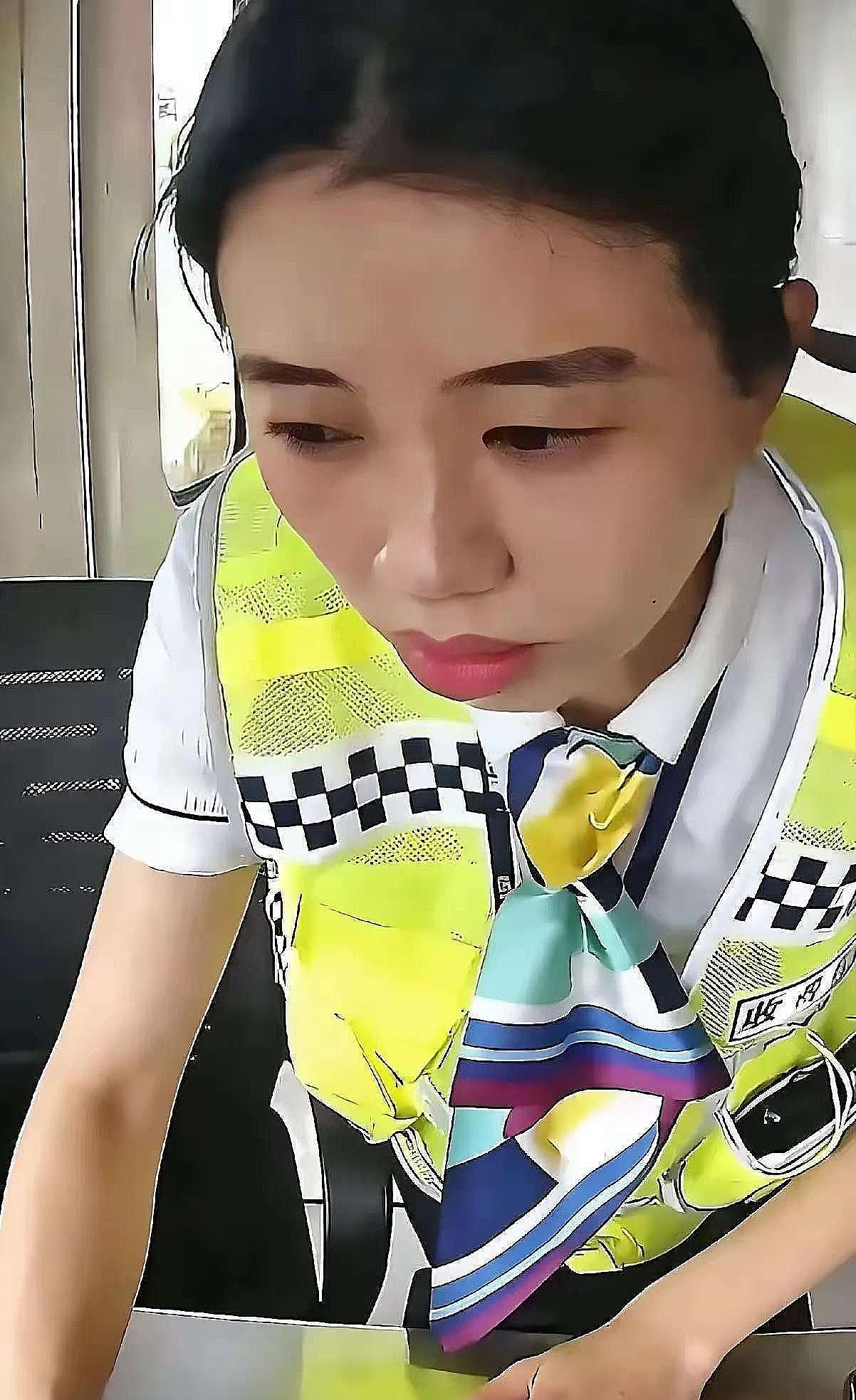 这个女的火了！”浙江，男子开货车下高速，需要交1396元通行费才能走，没想到，男