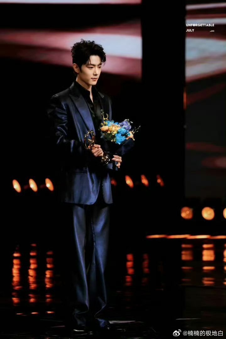 张子墨站姐拍的肖战张子墨站姐发肖战 张子墨站姐太懂我们了！肖战手捧鲜花，笑容温柔