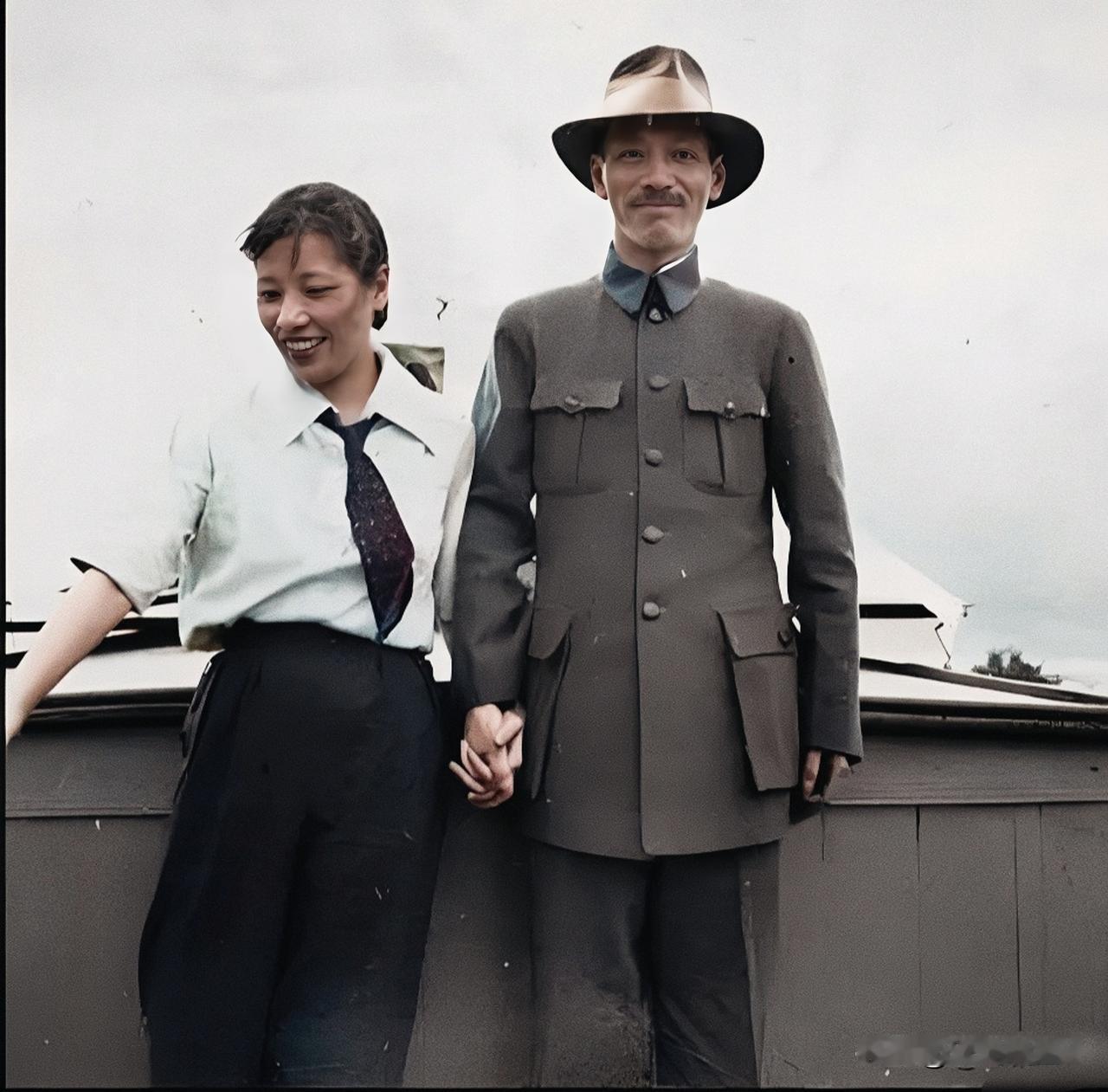 这便是当年宋美龄和蒋中正热恋期间的一张合影老照片，大家瞅瞅呗！这绝非演员所饰演的