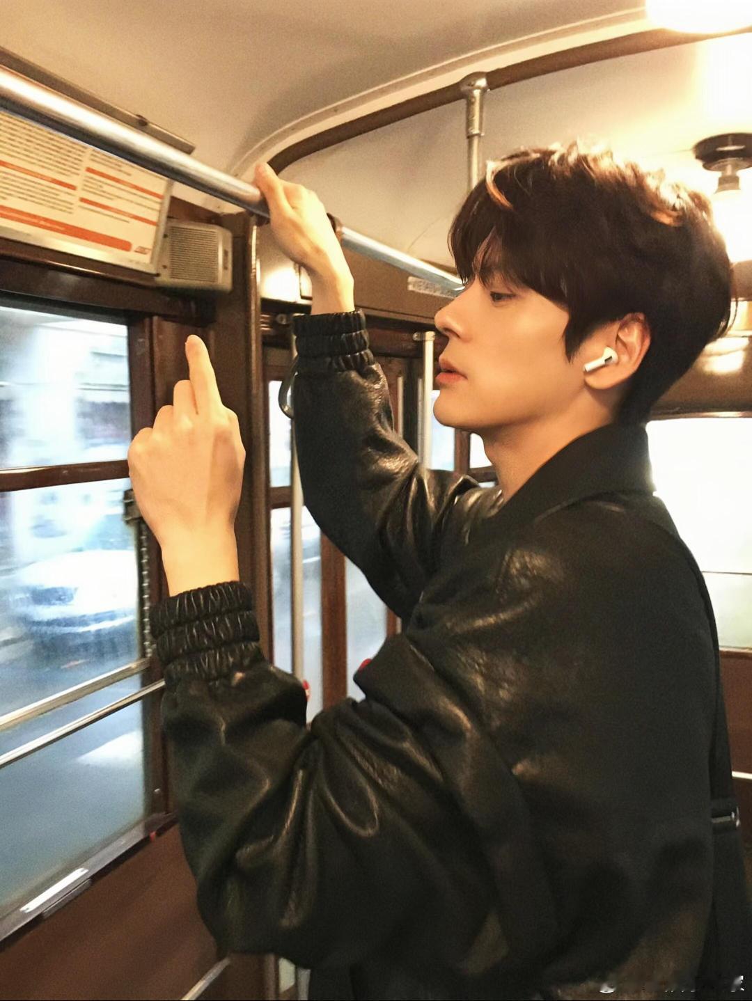 魏哲鸣钓系年上被魏哲鸣钓成翘嘴了没有过度刻意，全是自然流露的温柔，越品越苏。 