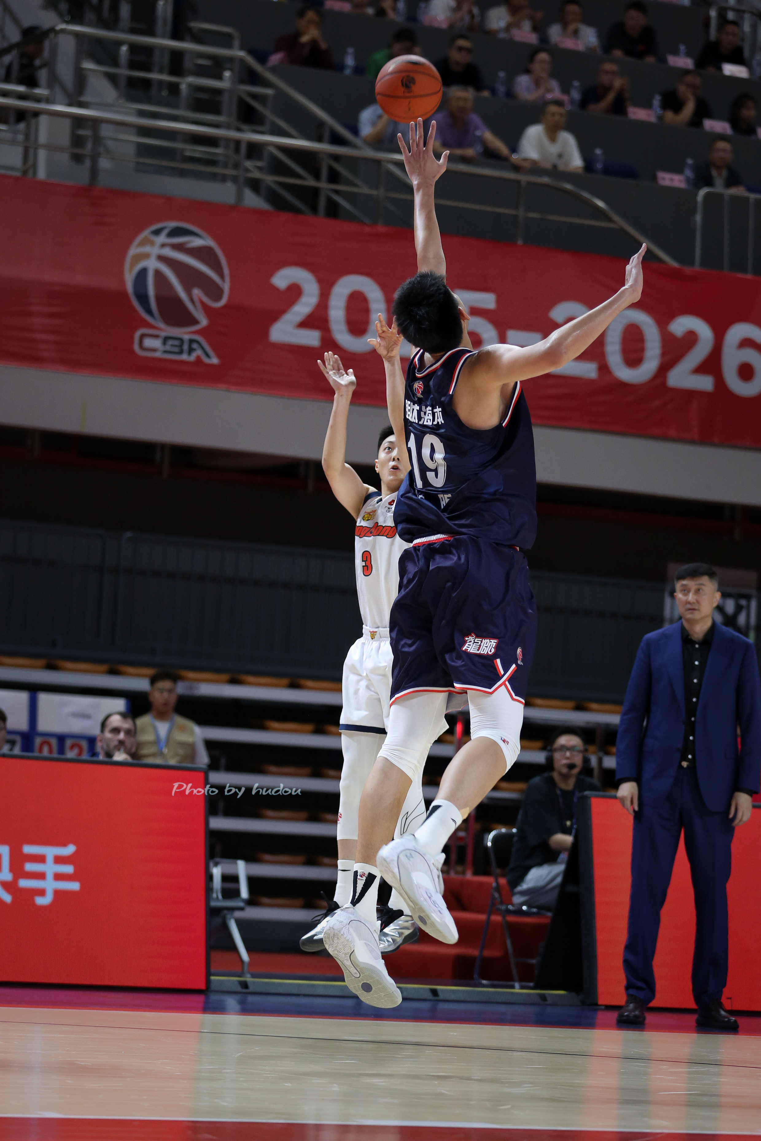 胡明轩！Three ！首节三个三分球！广州男篮vs广东男篮胡明轩photobyh