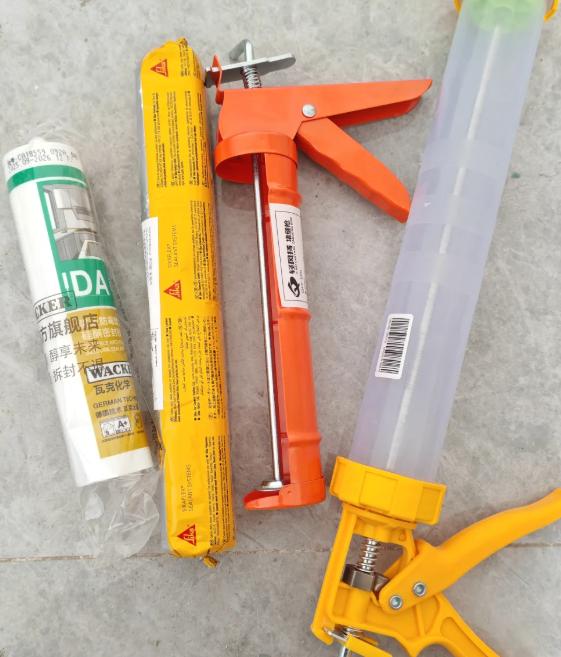 装修刚半年，闺蜜家的马桶就松了！一检查，玻璃胶全发霉开裂！ 找师傅上门，人家看一