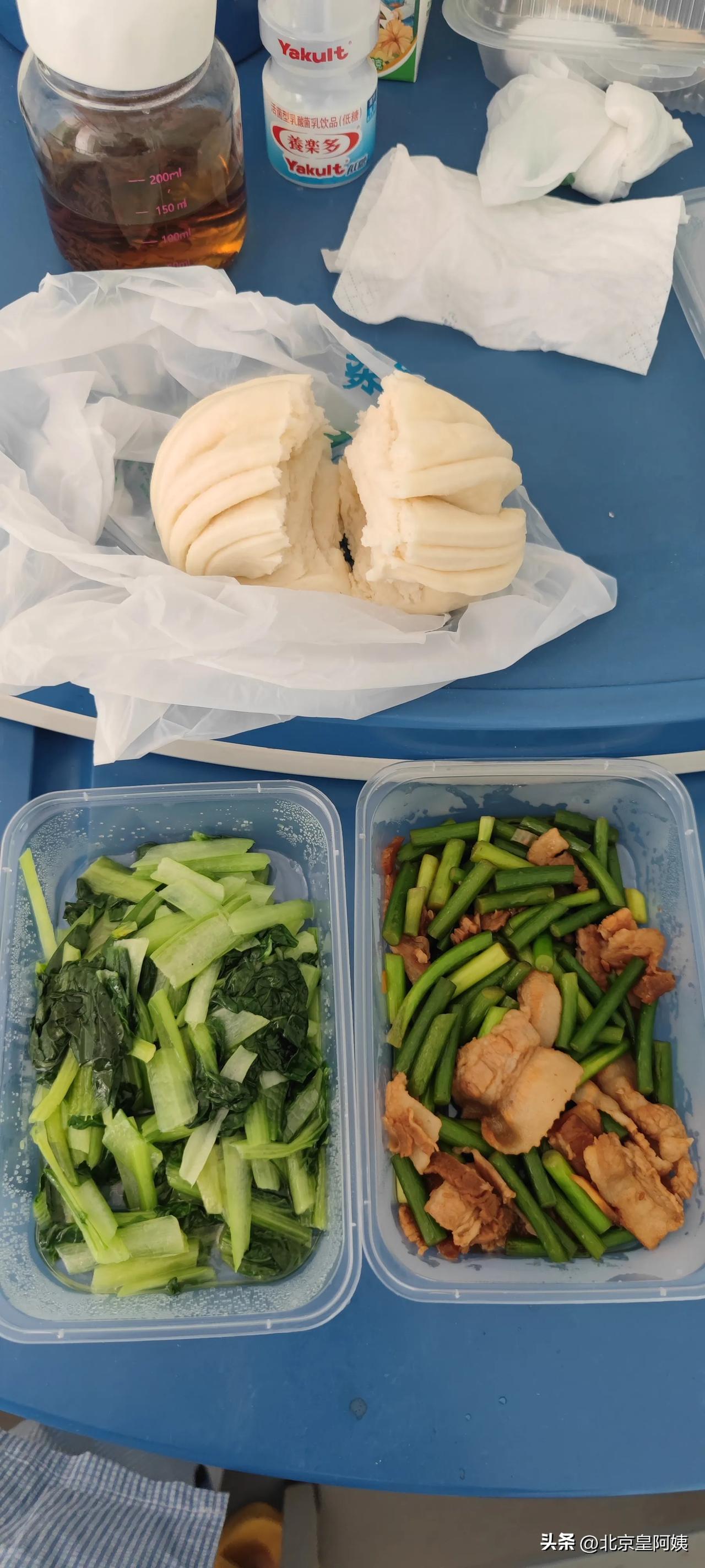 看看今天医院提供的午餐怎么样？一个是肉片炒蒜苗，另外一个是清炒菊花菜，主食是一个