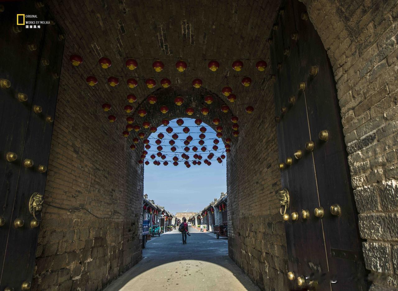 画框之间，是历史的回响；
脚步之外，是人间的烟火。
城门开处，岁岁长安。

原创