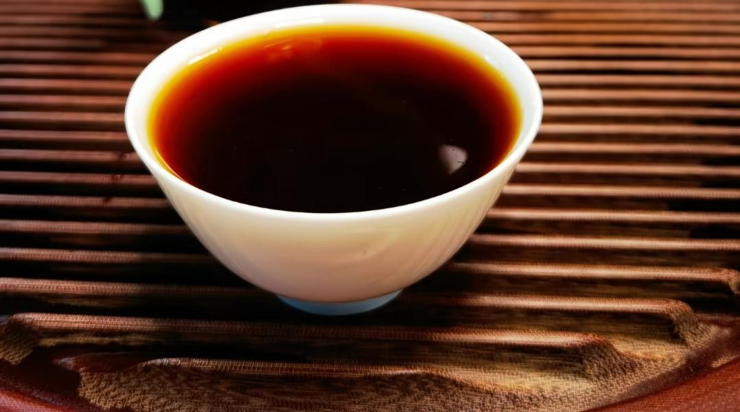 茶香浸染，岁月静好。如果是糖水它是甜的，如果是要药呢？喝下这一碗🥣会怎么样？[