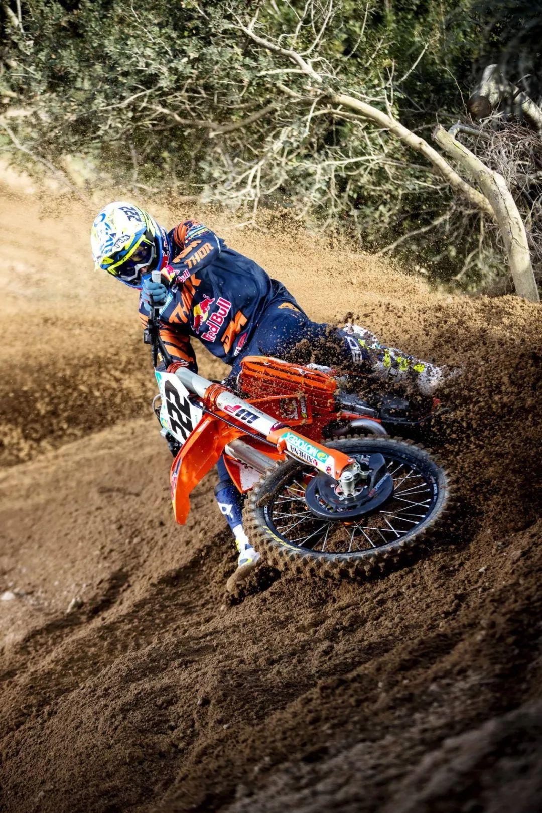 MXGP 越野摩托的轮胎有多讲究？瑞典站硬地该用什么胎？
好多人不知道，越野摩托