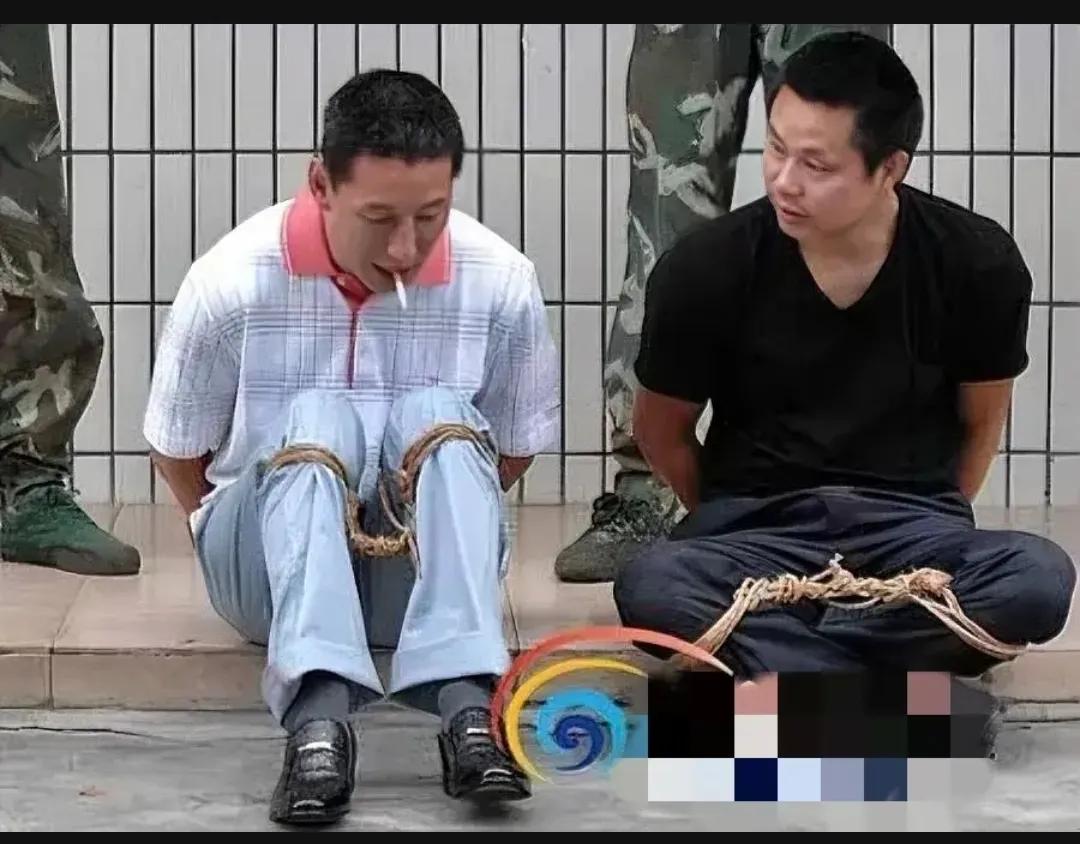 2008年，海口某看守所，两名即将被执行毒贩，引起了众人的关注。穿黑衣服的叫张勋