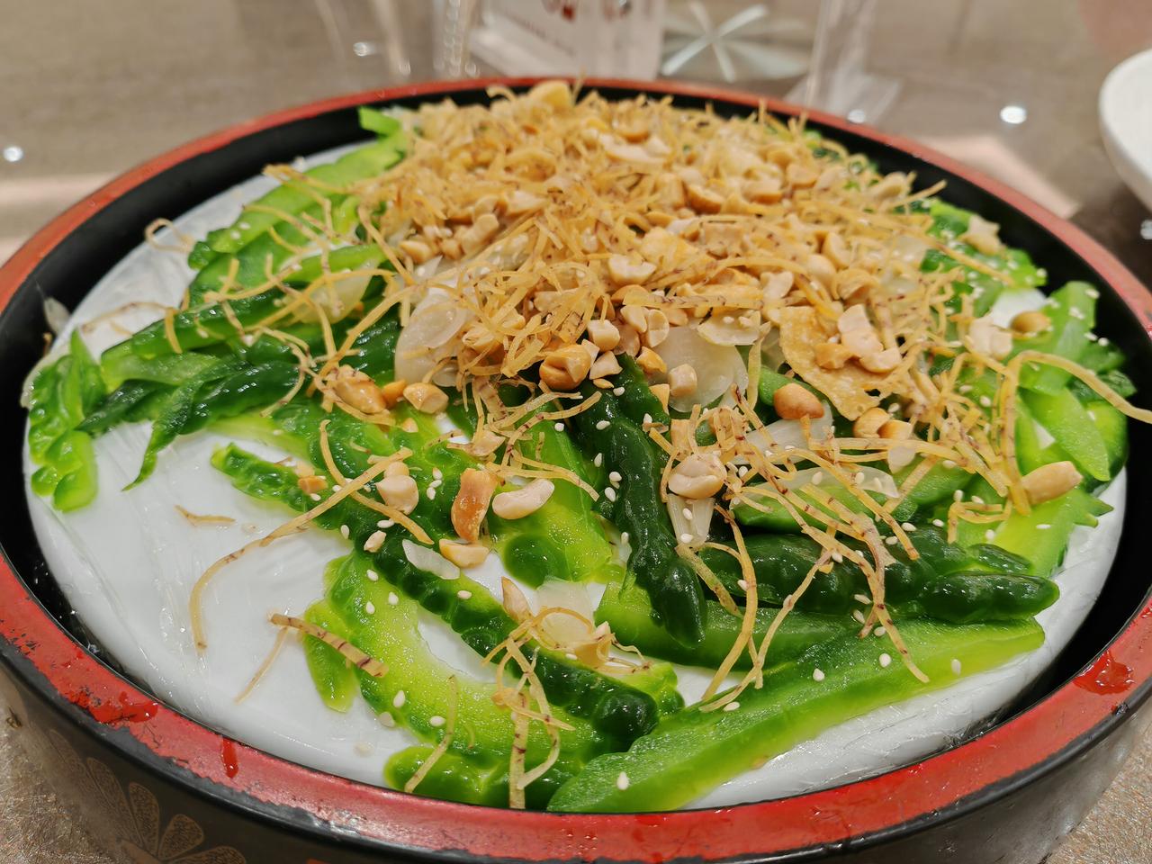 苦瓜刺身（凉瓜刺身）
 
今晚吃苦瓜刺身，苦瓜刺身是粤式（顺德/佛山）夏日名菜，