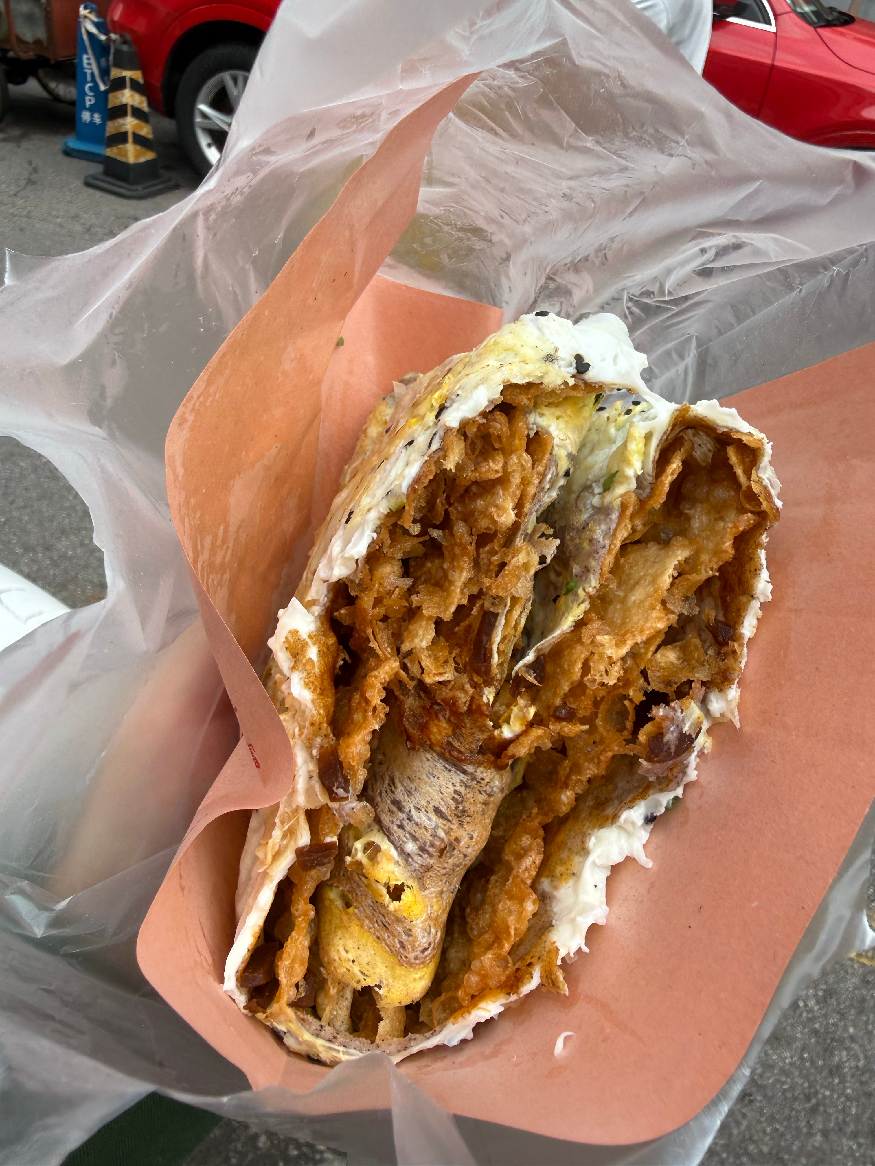 大馋丫头的北京煎饼测评👇P1中研煎饼：皮薄 加了自制小咸菜 酱里面应该也带点腐