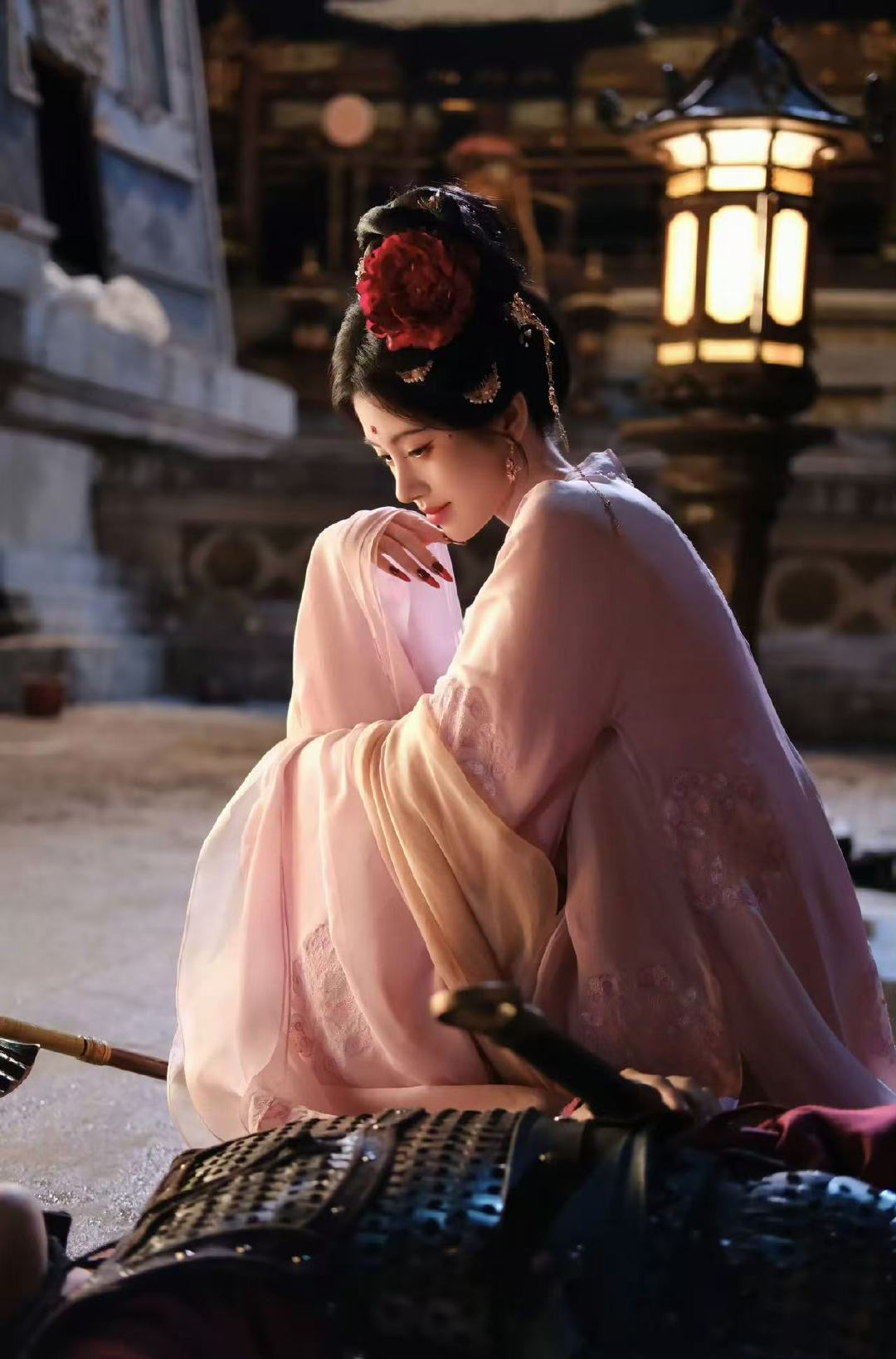 鞠婧祎头簪芙蓉花鞠婧祎露芜衣大唐芙蓉花鞠婧祎头簪芙蓉花，好华丽好美 