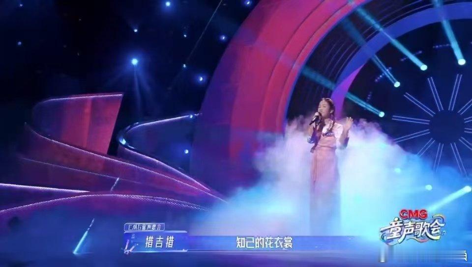 藏族女孩一开嗓惊艳了14岁女孩藏语唱推开世界的门 14岁的天籁之音！措吉措藏语演