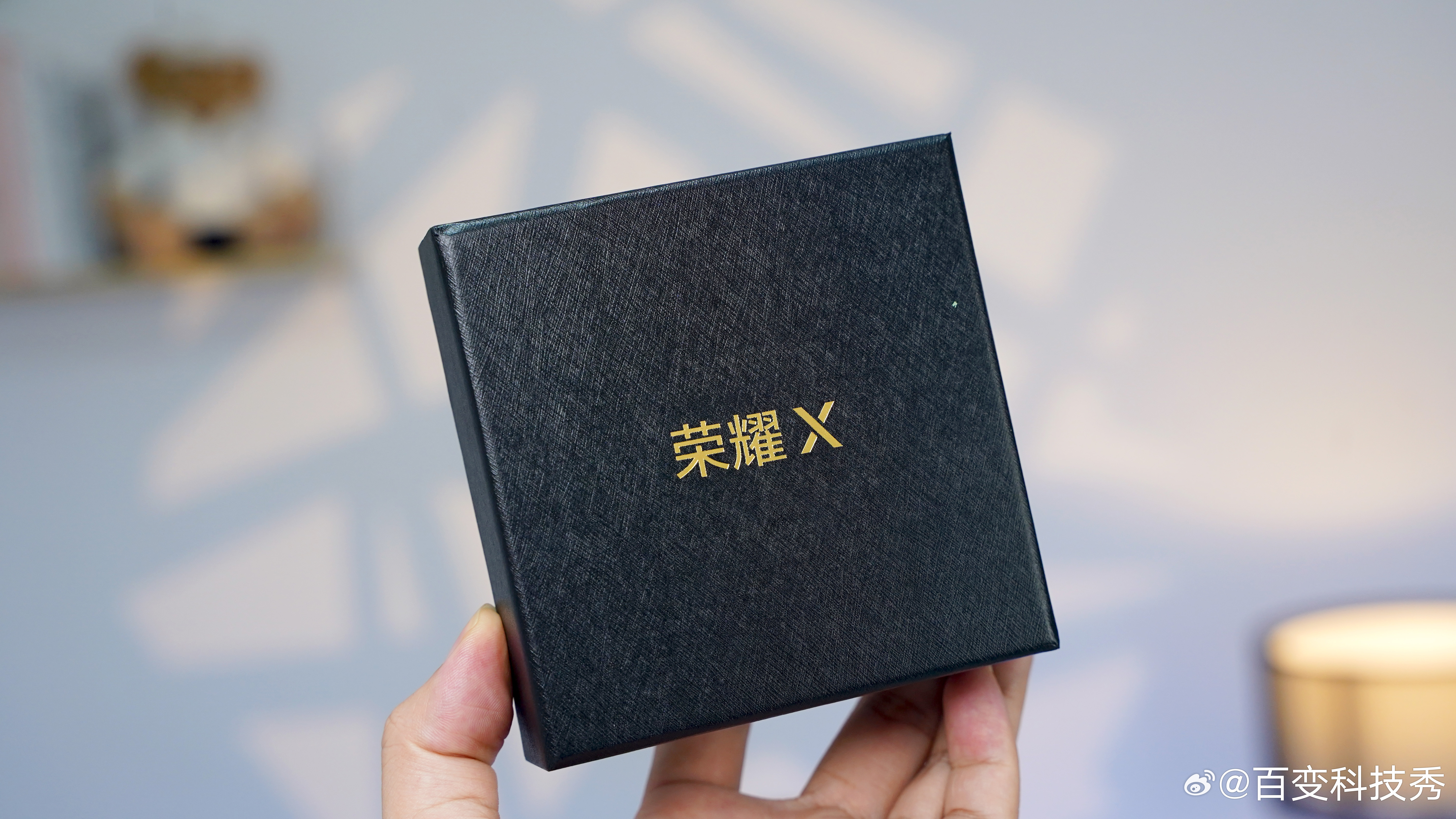 荣耀X80 Pro Max这次的邀请函还挺有想法的，竟然是一个金属魔方，我记得上