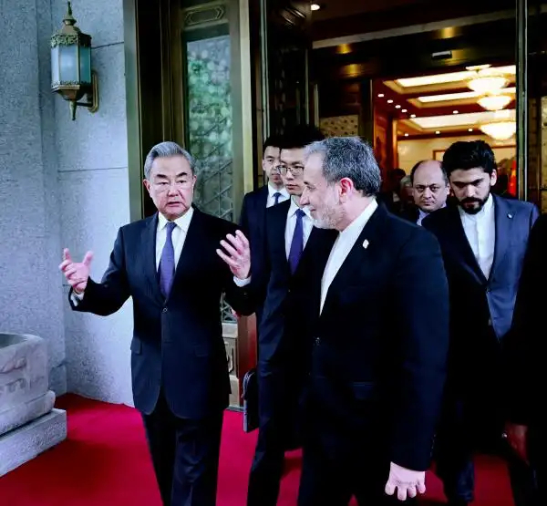 伊朗外长来中国背后信息量巨大 伊朗外长阿拉格齐闪电访华，时机、目的、信号全是关键