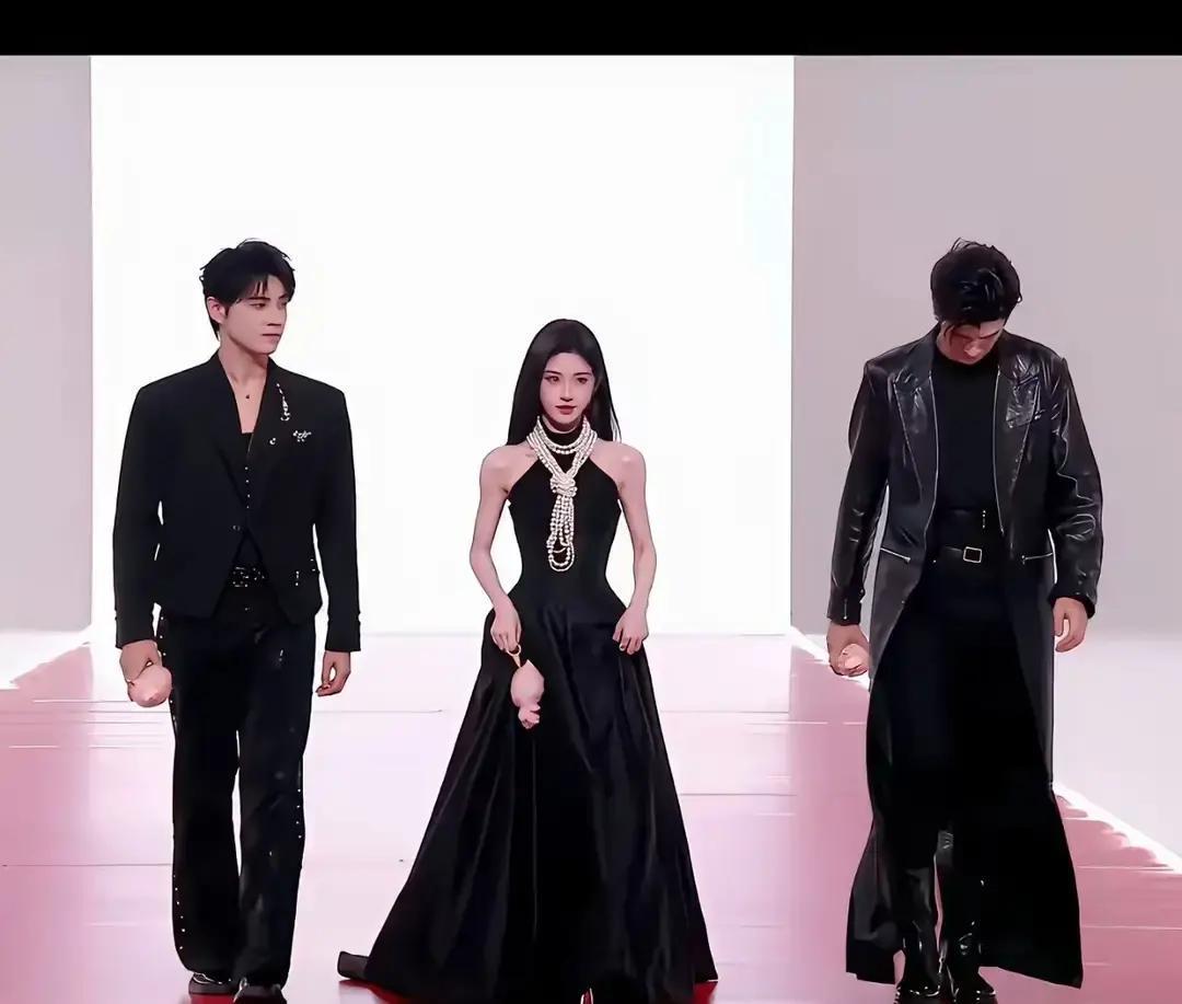 鞠婧祎被嘲像霸王龙
 
一张旧图突然刷屏：她穿泡泡袖，肩线平直，胳膊短一截，评论