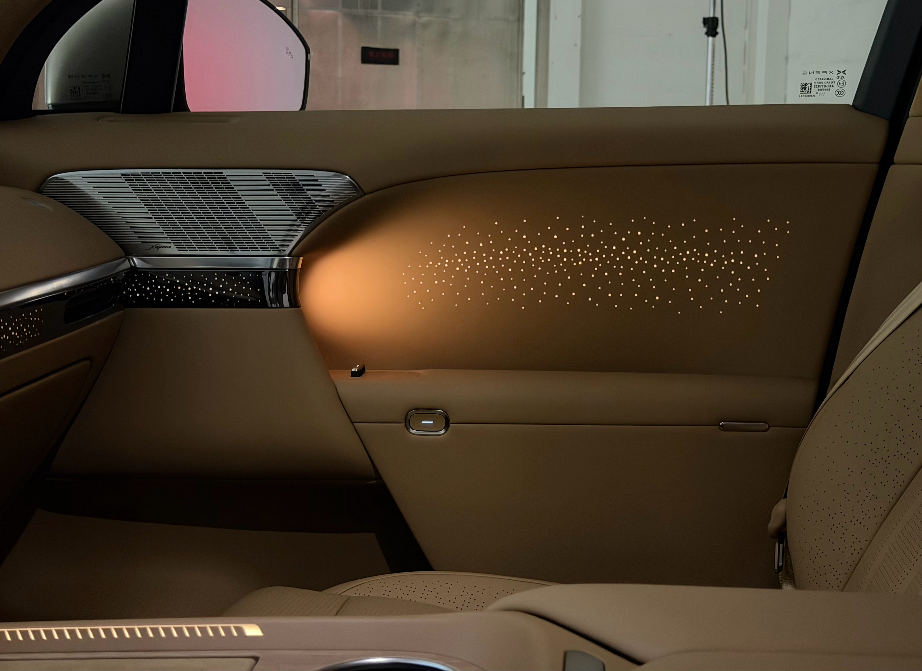 小鹏GX这门板氛围光的设计，我直接给到一个:夯对于新式豪华氛围的诠释，自主品牌真