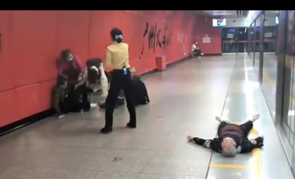 地铁站里，两年轻人和三老人干架了，场面失控！这事儿闹的，老人躺地不起，年轻人怕是