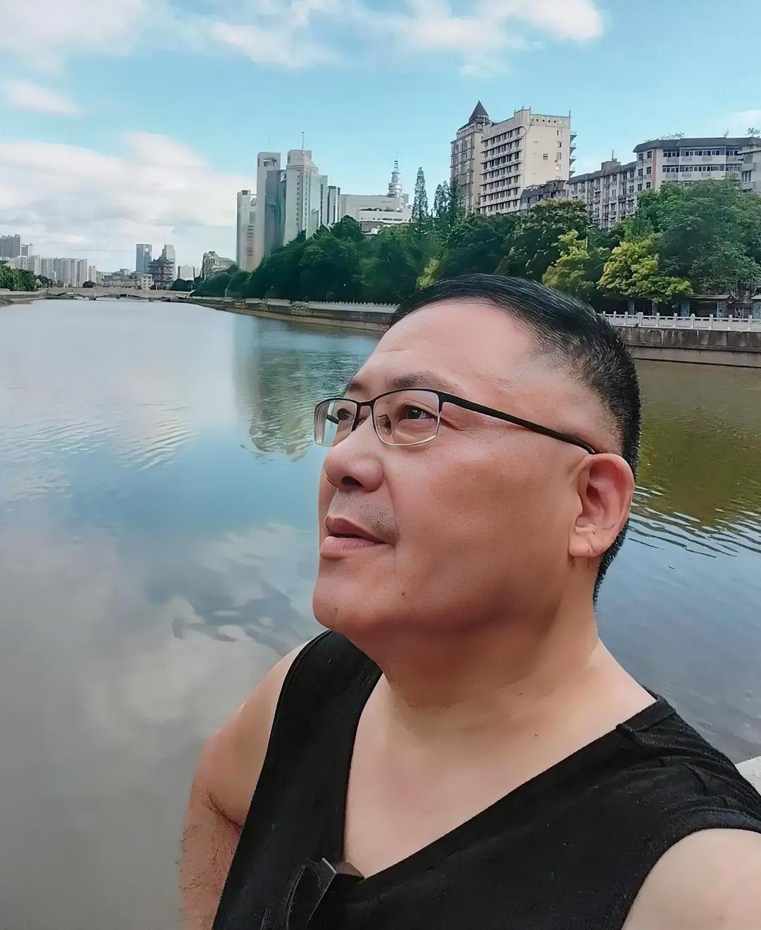 我做自媒体，坚持至今快6年了，尤其是拍视频，前5年每天更新一个视频。

现在重点
