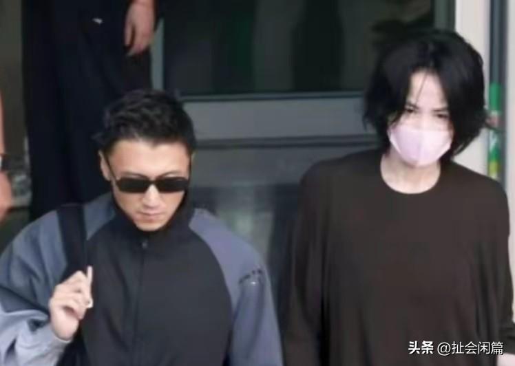 两个人大大方方的秀恩爱，真好。
王菲陪着谢霆锋去西安开演唱会，手牵手出机场。
还