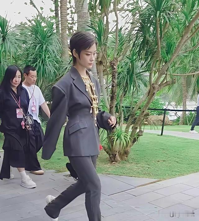 原来这居然是李宇春啊，看着还是很有气场，大金链子也很显眼。就是没搞懂，平时也看不