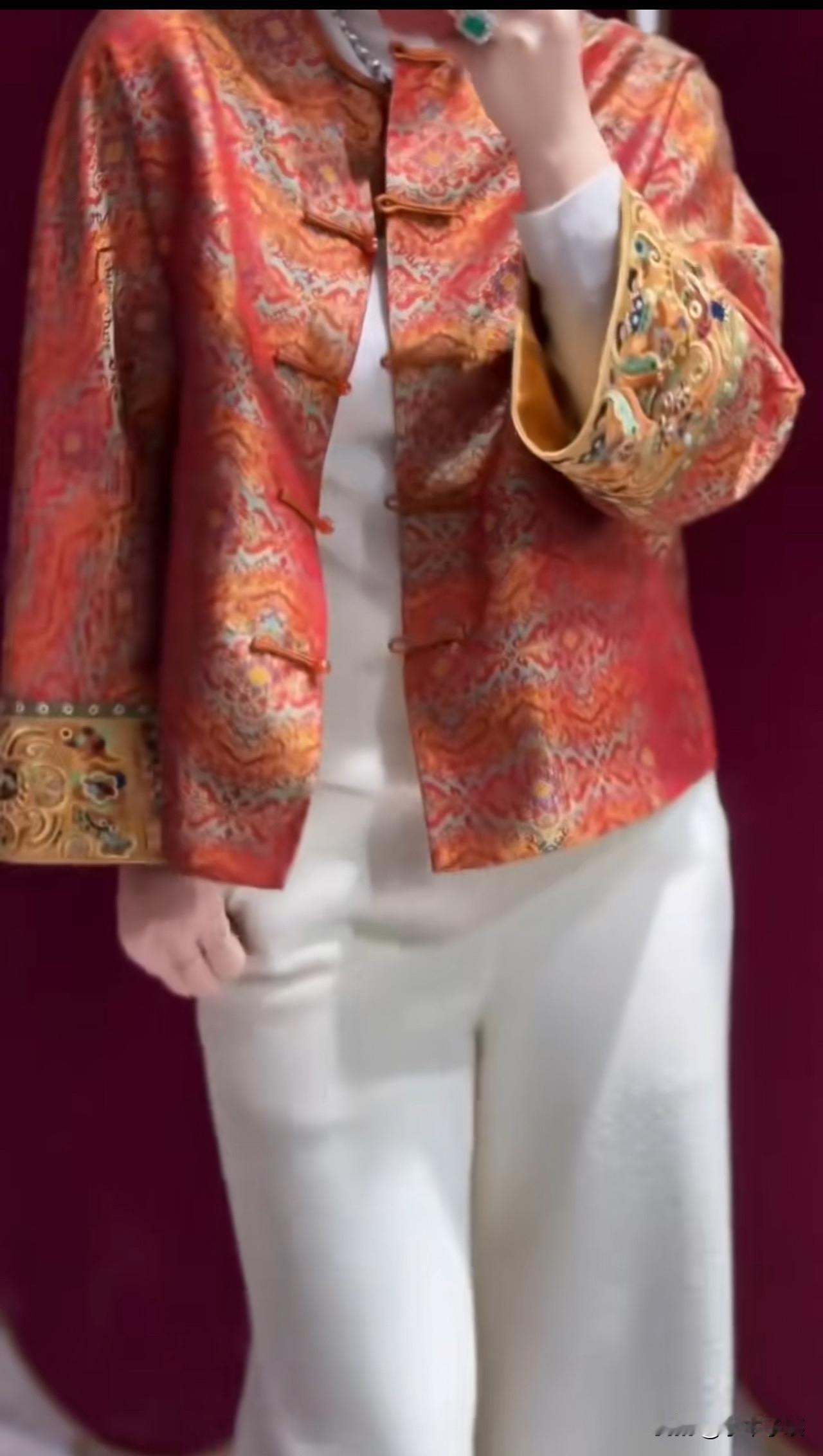 今天分享一套我最近超爱的日常穿搭：
经典的红色+白色穿搭。

红色上衣自带提亮效