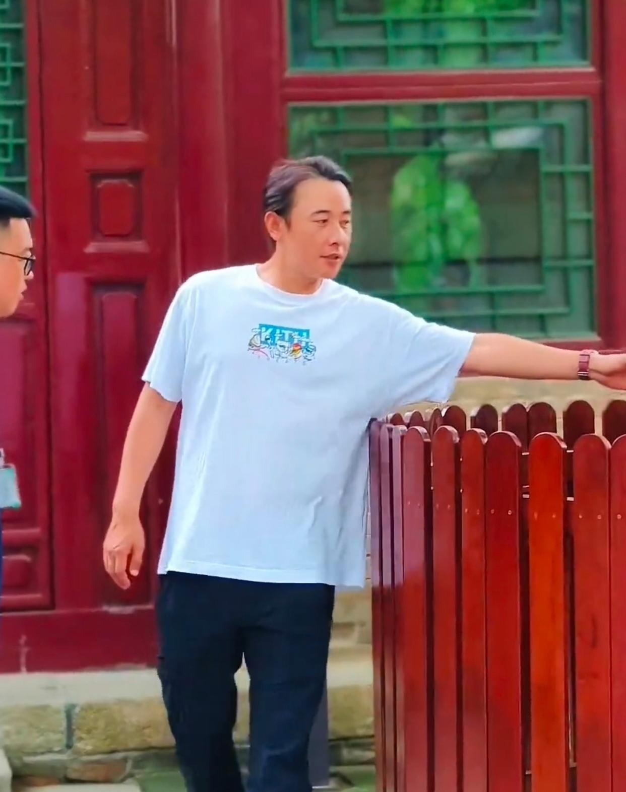 罗晋近日状态，头发变少了，看起来憔悴了很多。 