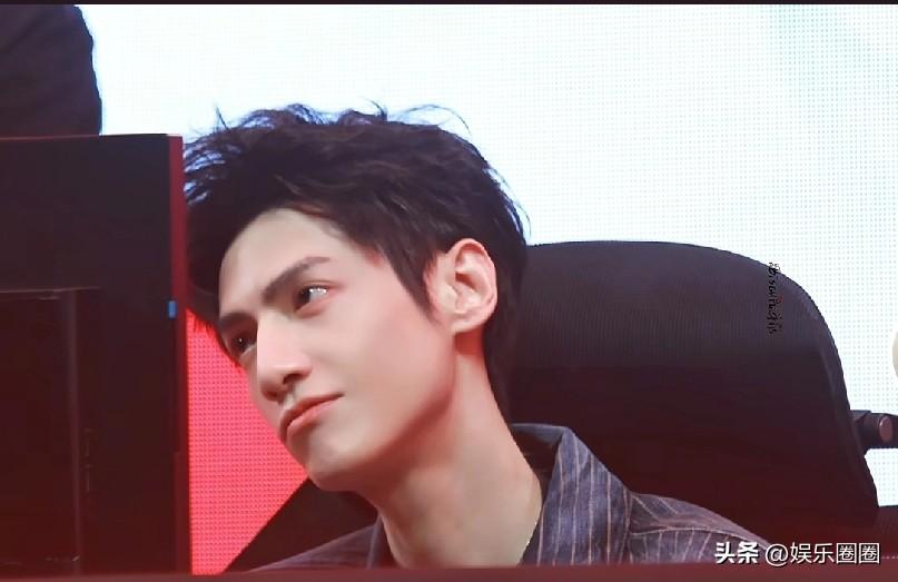 罗云熙没戏拍的时候去打打游戏

娱乐圈里有这么一个帅哥不稀奇
电竞圈里有这么一个