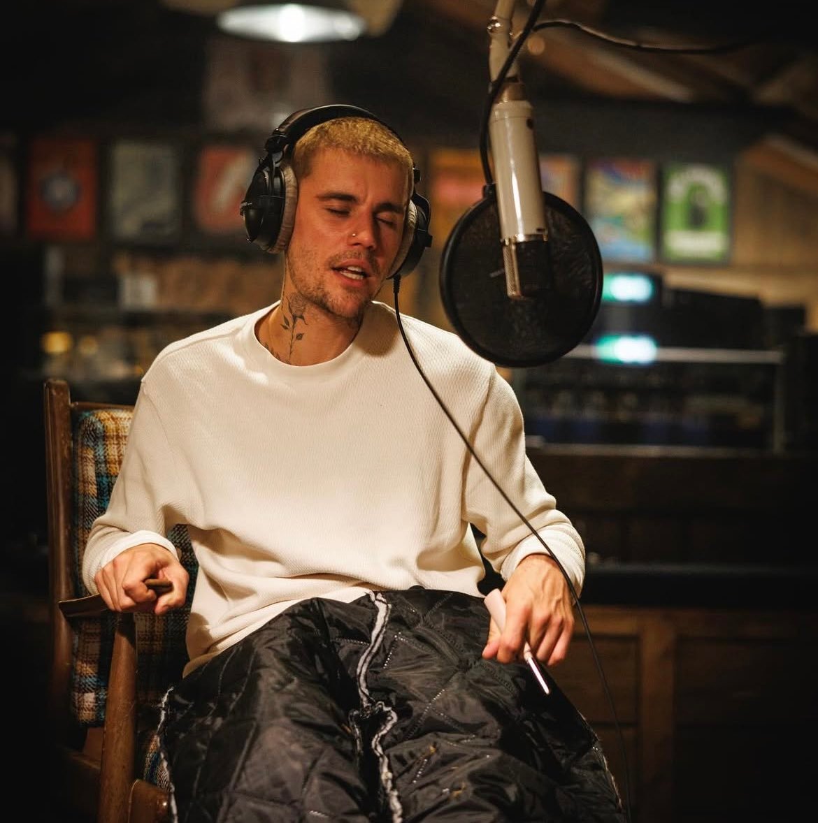 🆕 比伯Justin Bieber最新现身录音室，新音乐要来？ ​​​