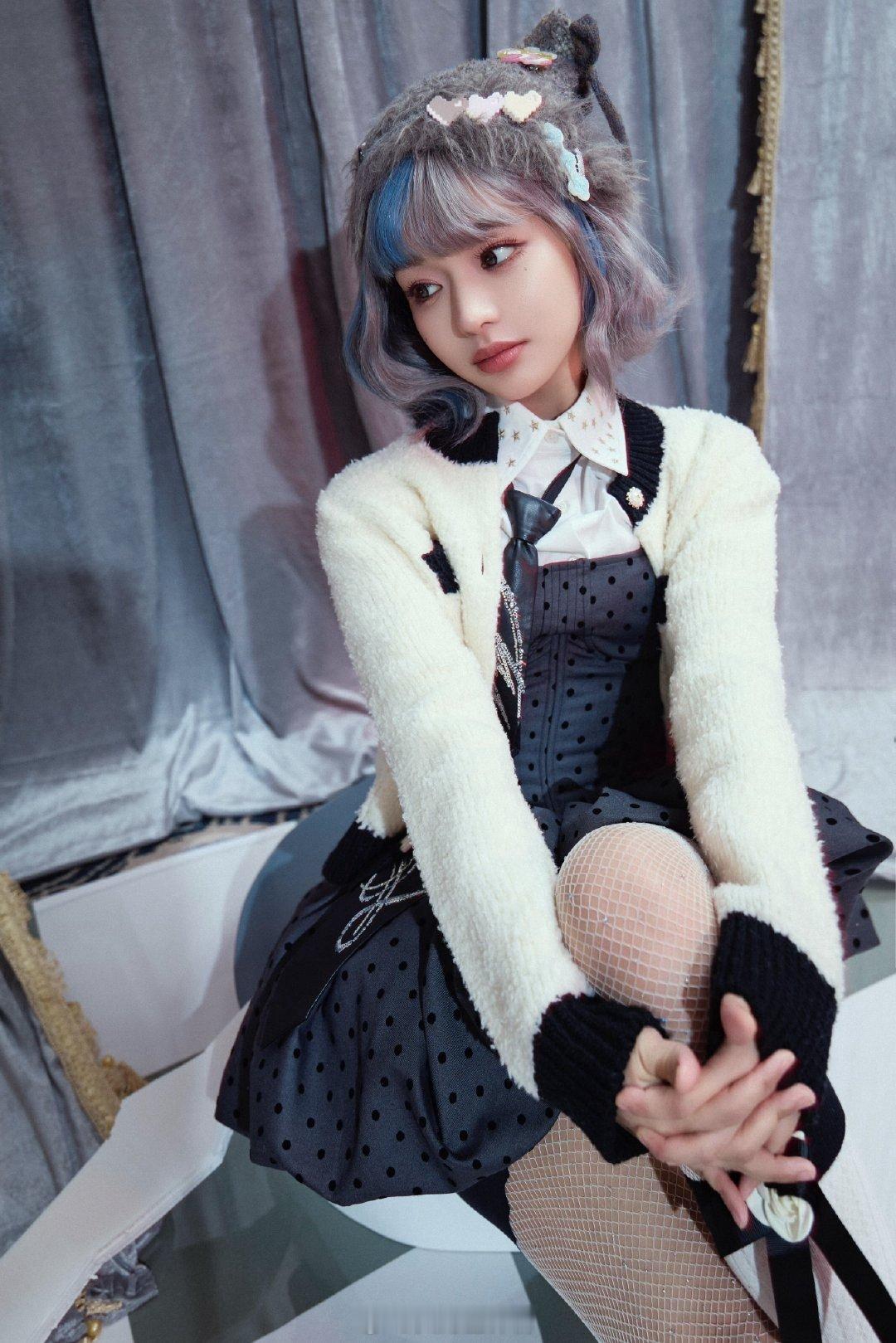 黄霄雲我没有做妆发 黄霄雲：我只是个没化妆去看演唱会的普通歌迷啊，怎么就被黄金砸