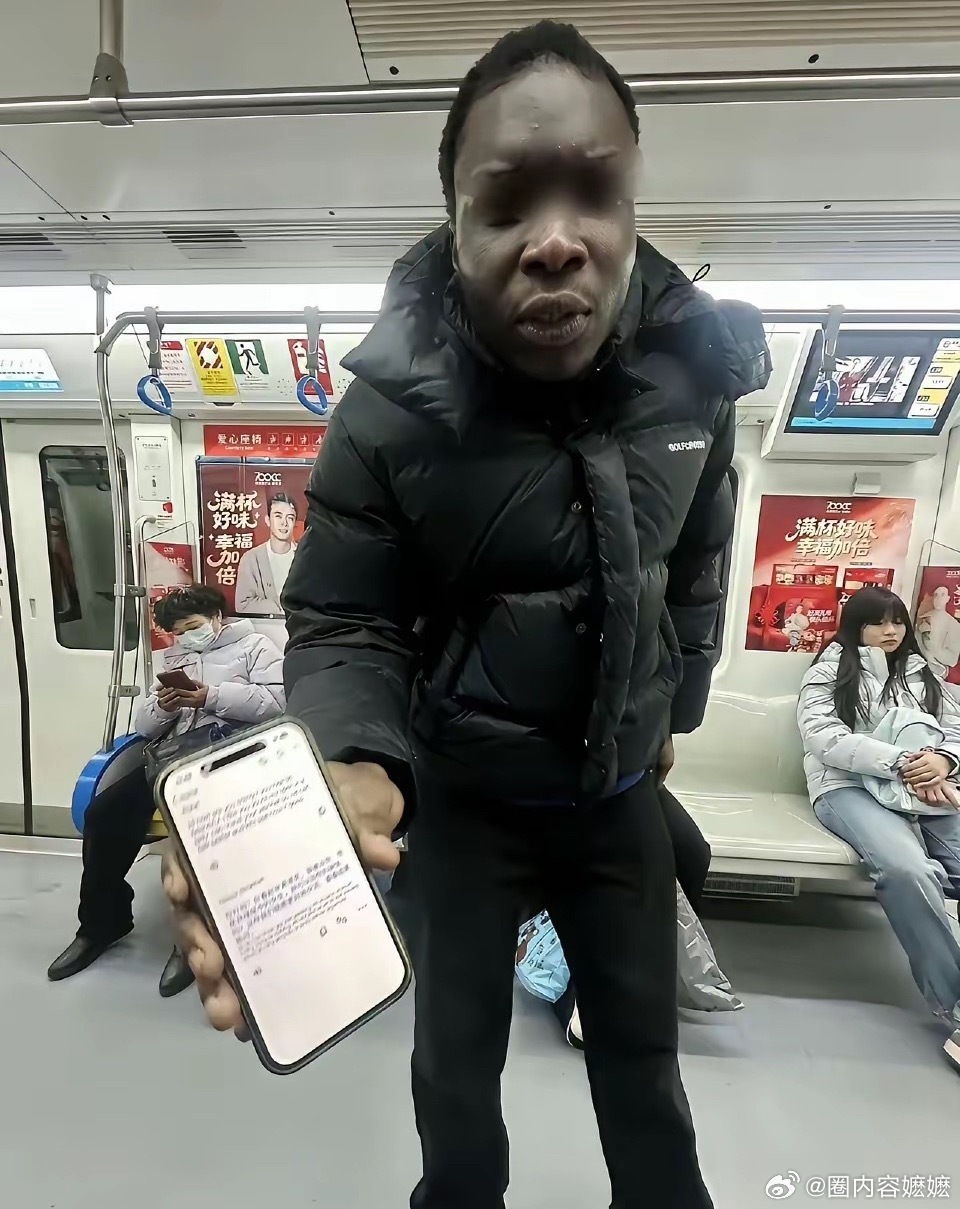 这是一网友上传的图片：一名洋大人在公交车上见妹子就请人家看手机。。。嗯，高端大气