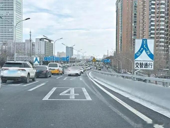 【爱车安全贴士 北京已实施9年，这个标识还有很多司机不认识？您会走吗？】早在20