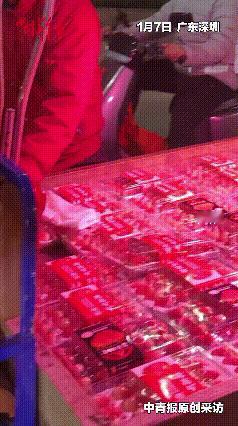 女子这波操作暖到心坎里了！深圳夜市，一位大叔在卖草莓，可顾客却寥寥无几，原来大叔