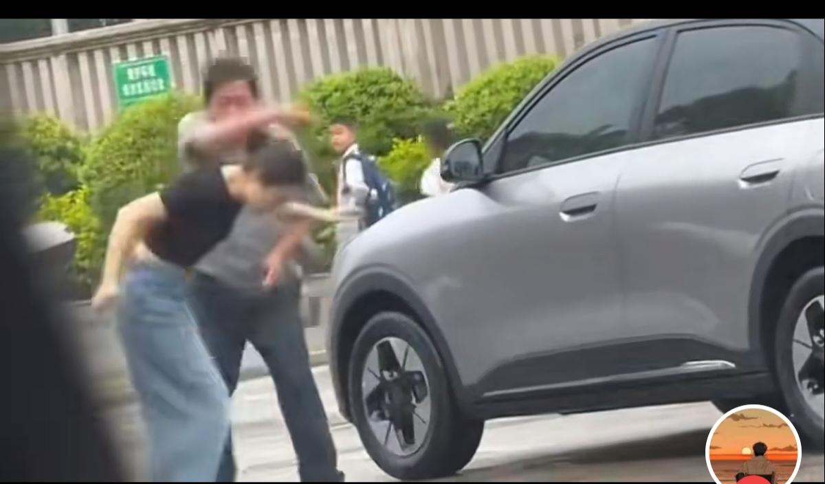 保安又是保安？前有保安不让退役军人上厕所，后有保安重重掌掴下车女。仅仅几天的时间