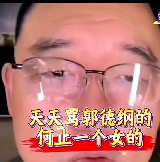 他蹲在工地墙角啃煎饼，手机里是女儿发来的语音：“爸爸，你什么时候回来？
”
他没