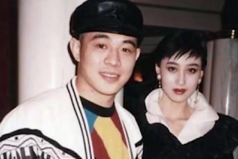 近日，向太爆料李连杰这些年赚的钱都交给妻子利智了，简直就是“妻管严”的典范了。