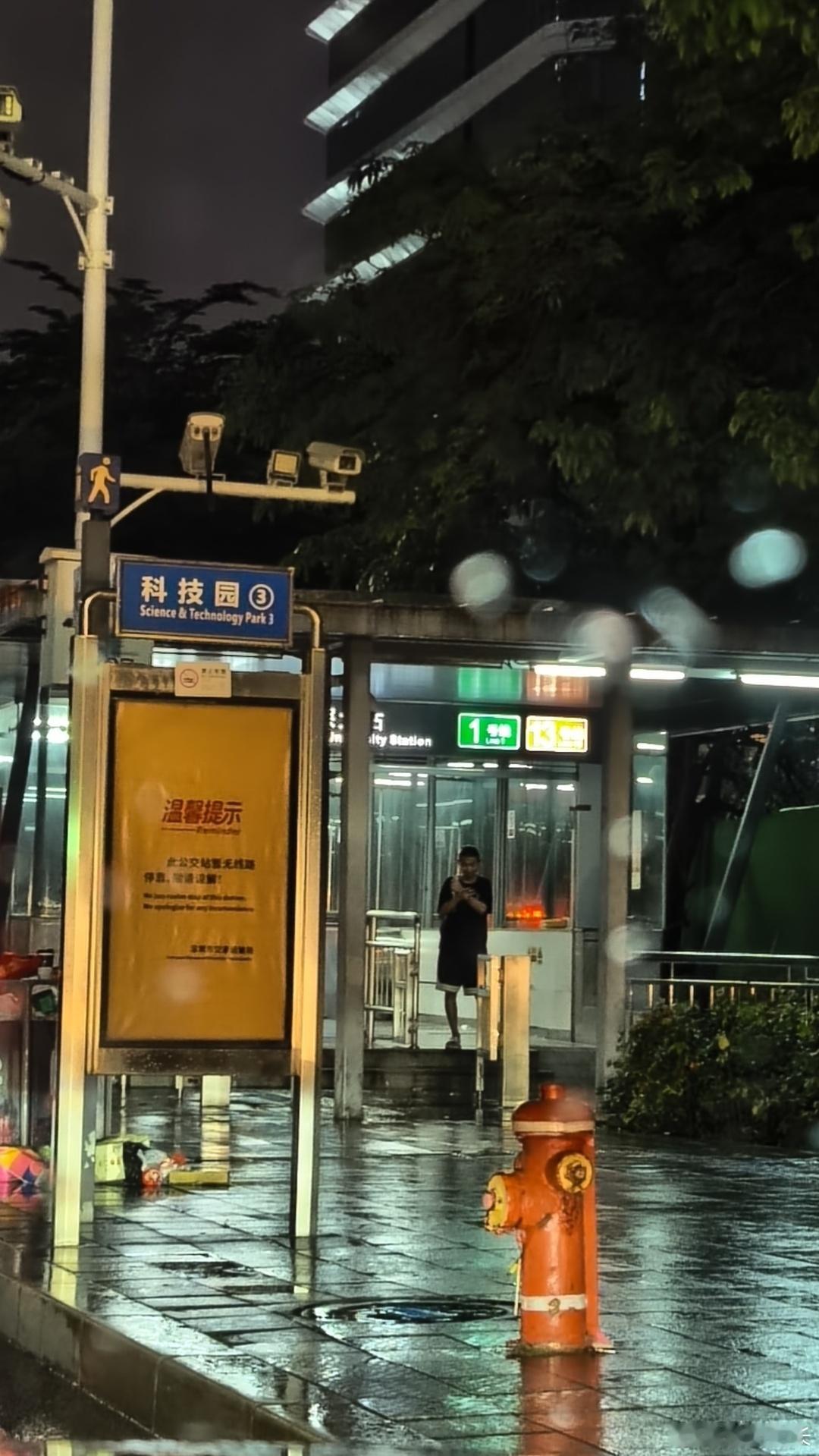不管是叫K型也好，一九也罢，分化也行…中间层承压最大已是事实。地产兴旺期的普惠，