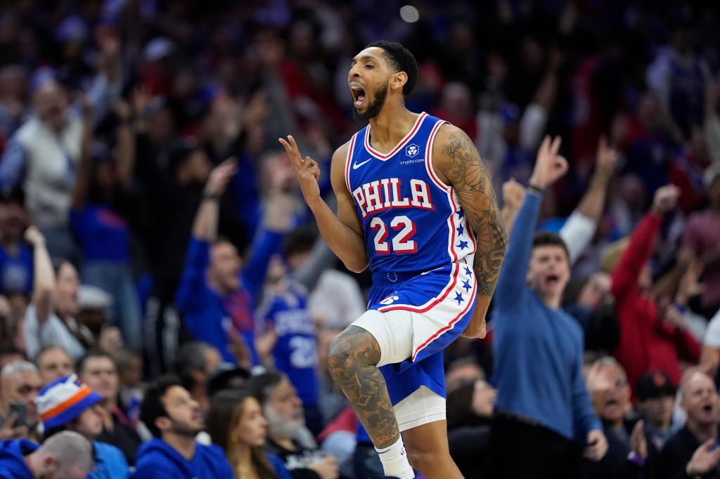 费城76人替补后卫卡梅隆·佩恩因腿筋拉伤将至少缺席两周，这意味着他将无缘常规赛剩