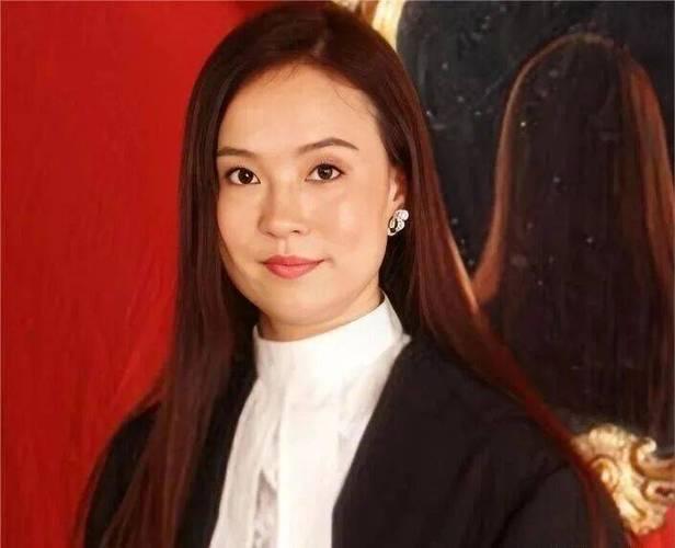 她14岁对已有家室的武打宗师一见钟情，哪怕不惜背上“三姐”的骂名与其暧昧了6年，